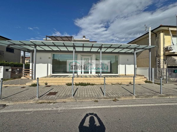 locale commerciale in affitto a Viareggio in zona Torre del Lago