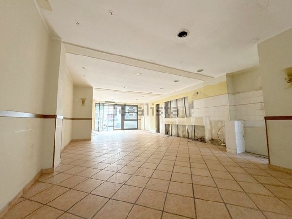 negozio in affitto a Viareggio in zona Torre del Lago