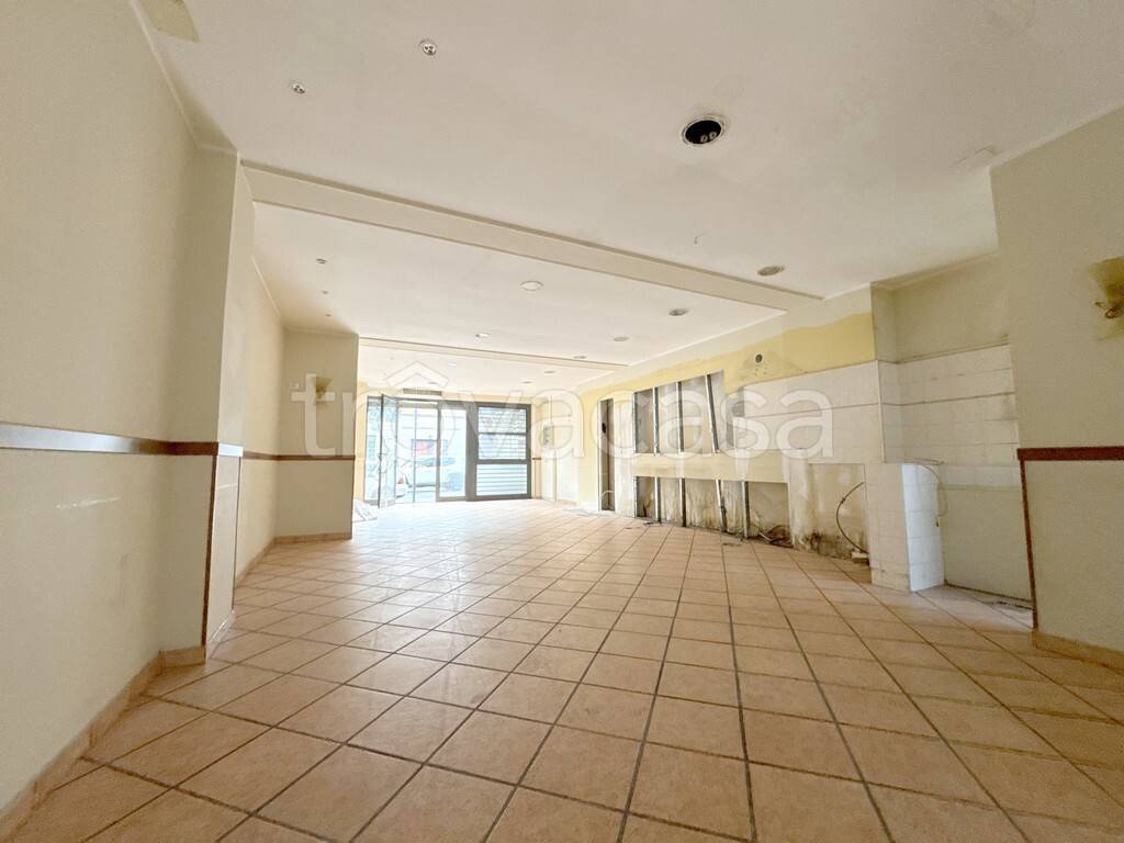 negozio in affitto a Viareggio in zona Torre del Lago