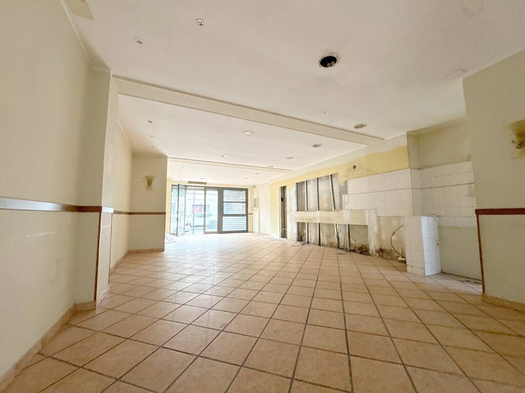 negozio in affitto a Viareggio in zona Torre del Lago