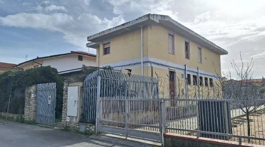 locale commerciale in affitto a Viareggio in zona Torre del Lago