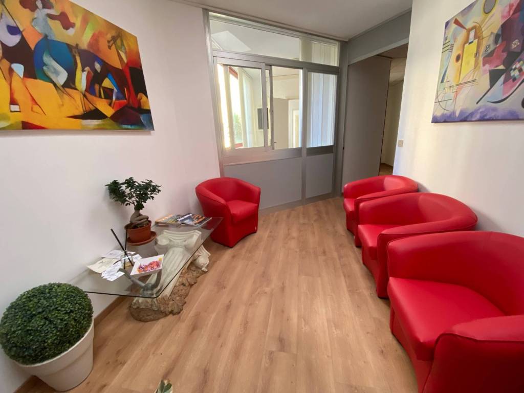ufficio in affitto a Viareggio in zona Campo d'Aviazione