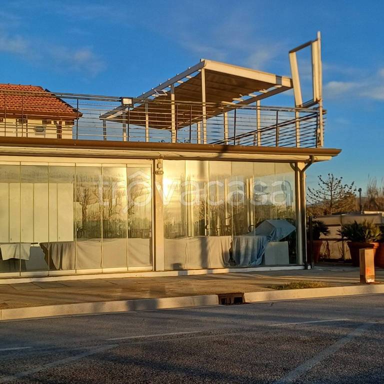 negozio in affitto a Viareggio in zona Torre del Lago