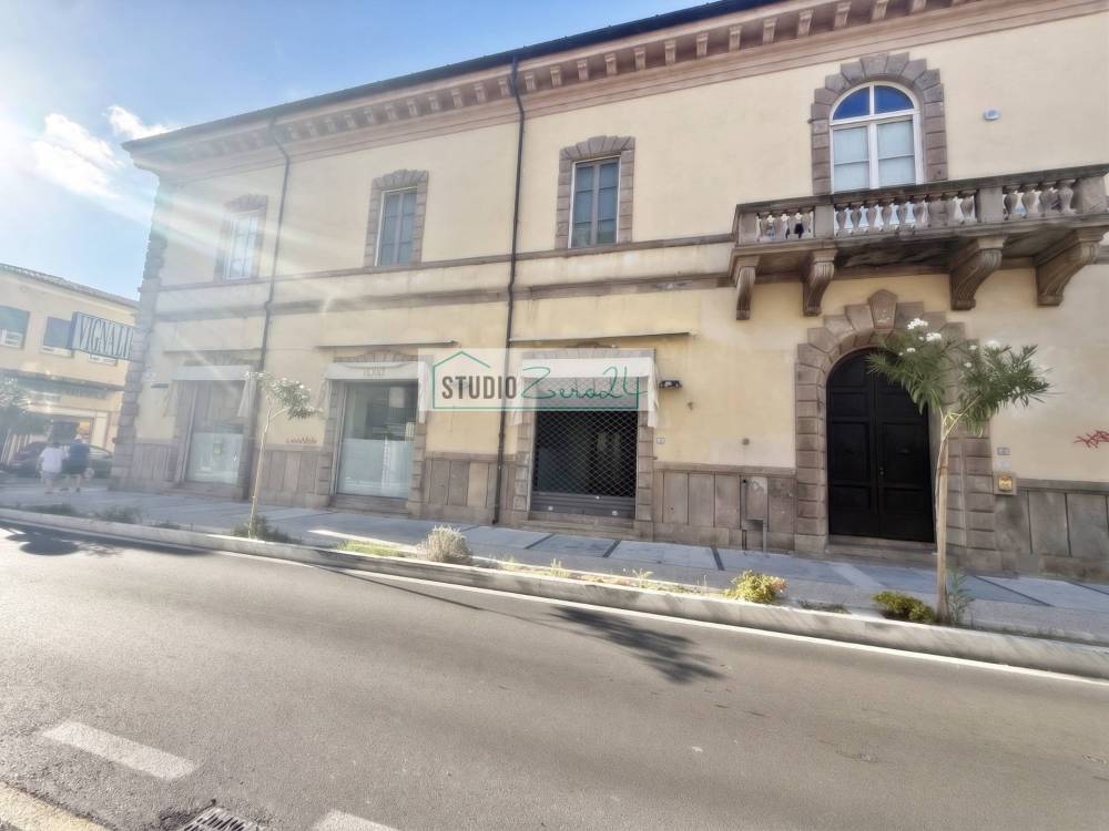 locale commerciale in affitto a Viareggio in zona Centro Storico