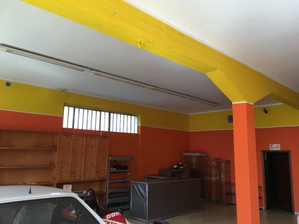 negozio in affitto ad Agliana in zona Spedalino