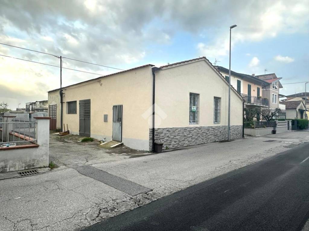 negozio in affitto ad Agliana