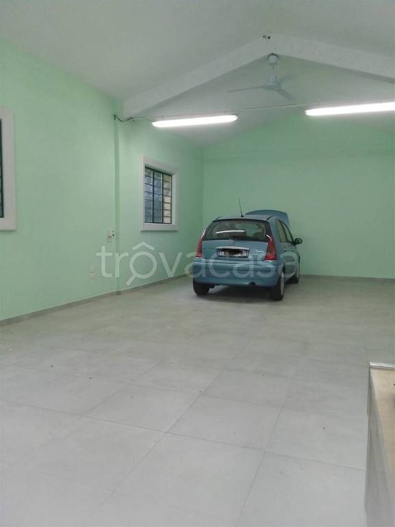 locale commerciale in affitto ad Agliana