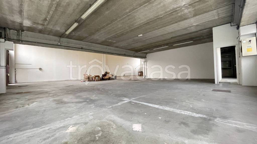 locale commerciale in affitto a Massa e Cozzile
