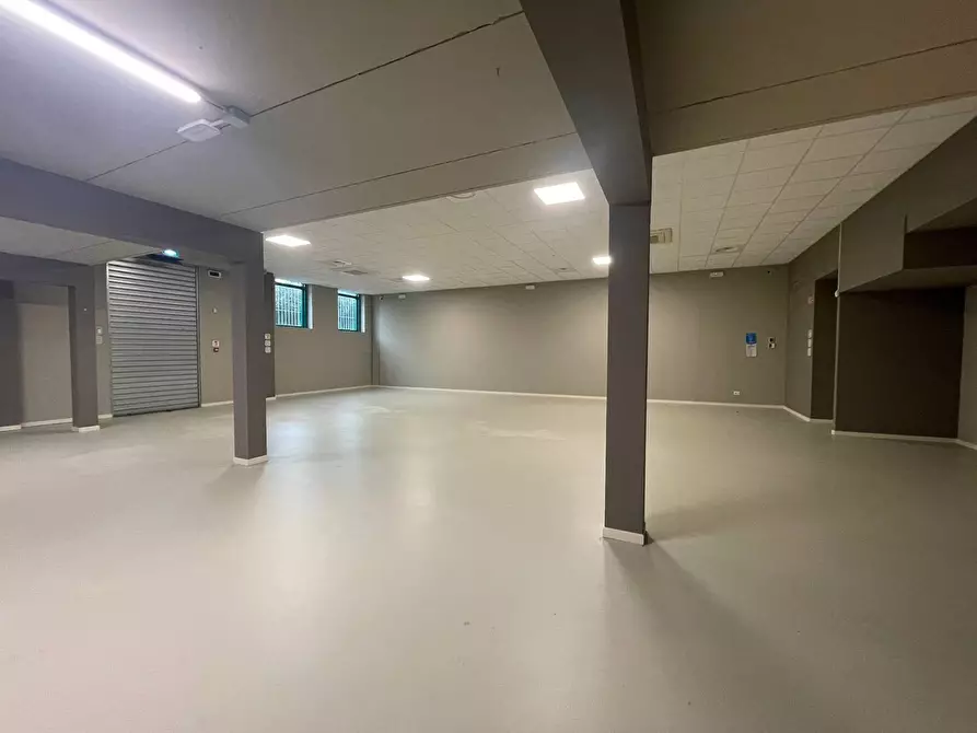 negozio in affitto a Massa e Cozzile