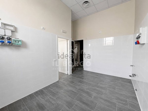 locale commerciale in affitto a Massa e Cozzile