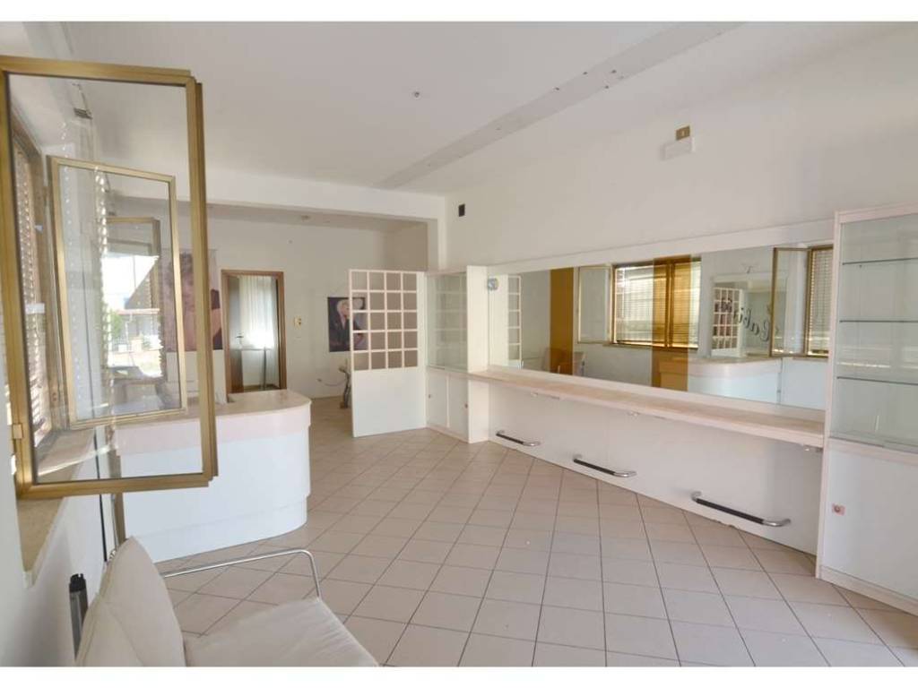 negozio in affitto a Monsummano Terme