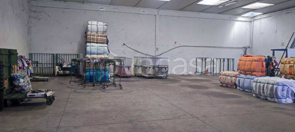 locale commerciale in affitto a Montale in zona Stazione