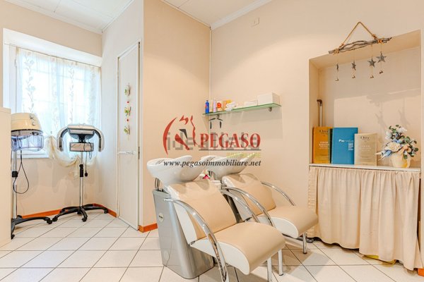 locale commerciale in affitto a Pescia