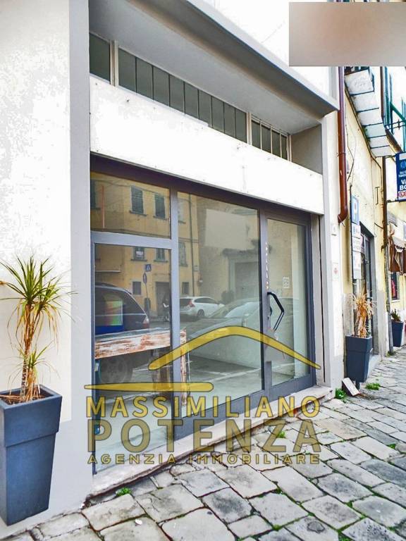 negozio in affitto a Pescia