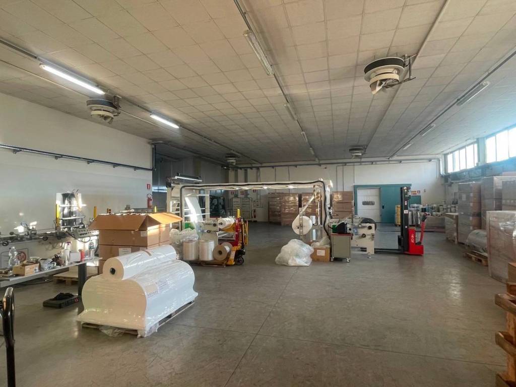 locale commerciale in affitto a Pescia in zona Veneri