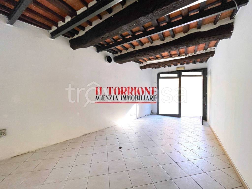 negozio in affitto a Pescia