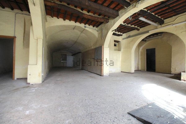 locale commerciale in affitto a Pescia