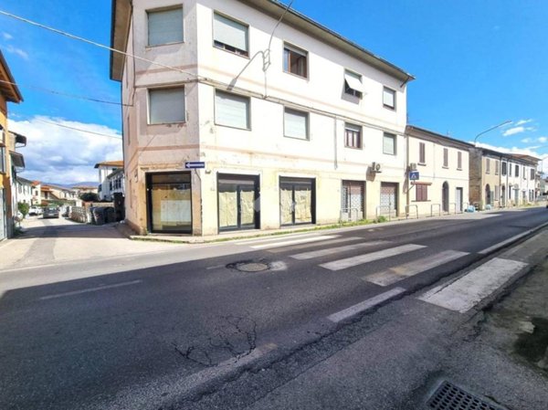 negozio in affitto a Pistoia in zona Bottegone