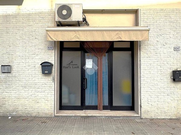 negozio in affitto a Pistoia in zona Stadio