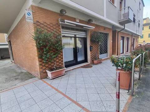negozio in affitto a Pistoia in zona Stadio