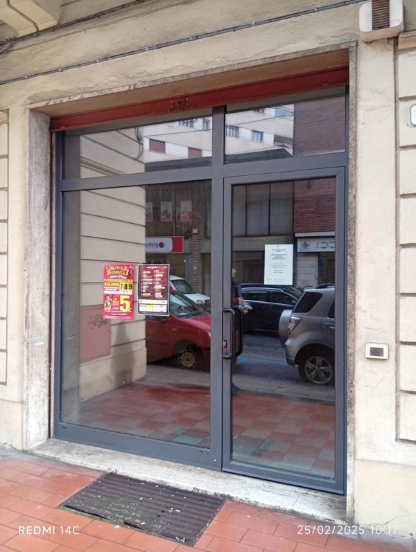 negozio in affitto a Pistoia in zona Stadio