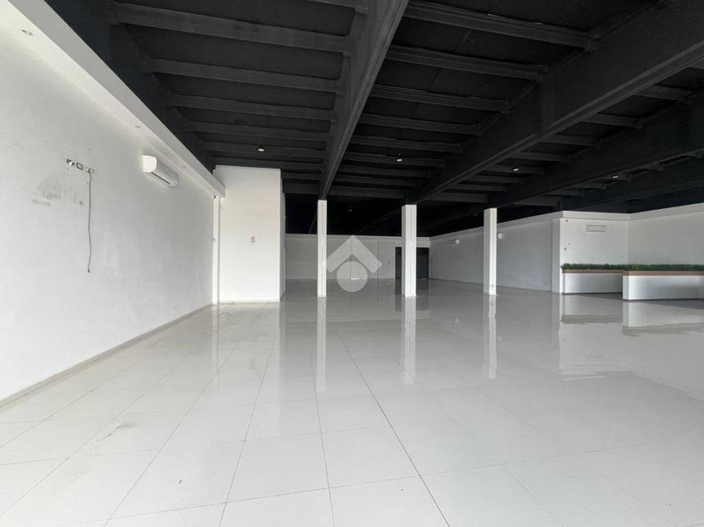 locale commerciale in affitto a Pistoia