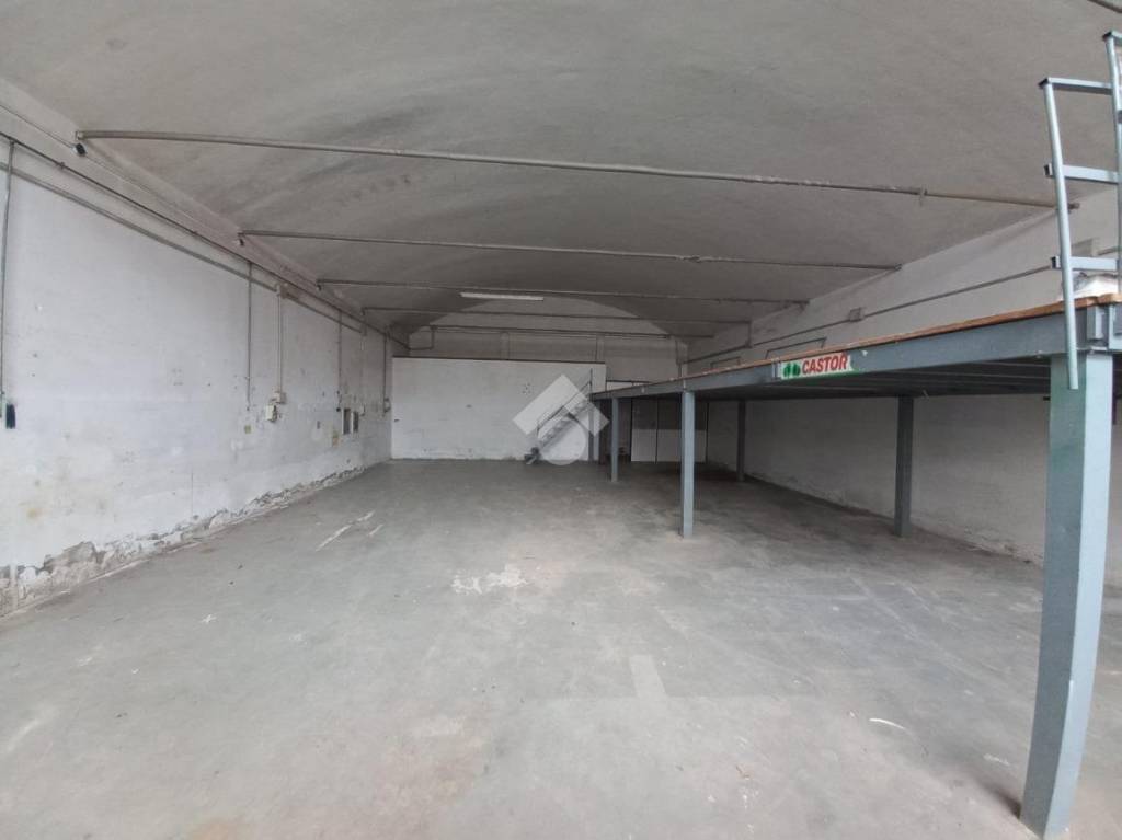 locale commerciale in affitto a Quarrata