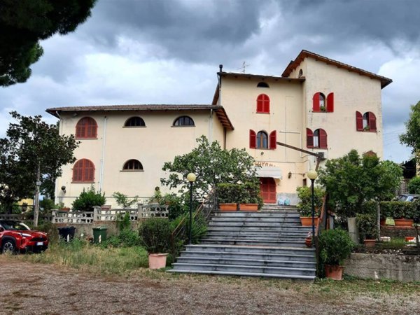 negozio in affitto a Quarrata in zona Tizzana