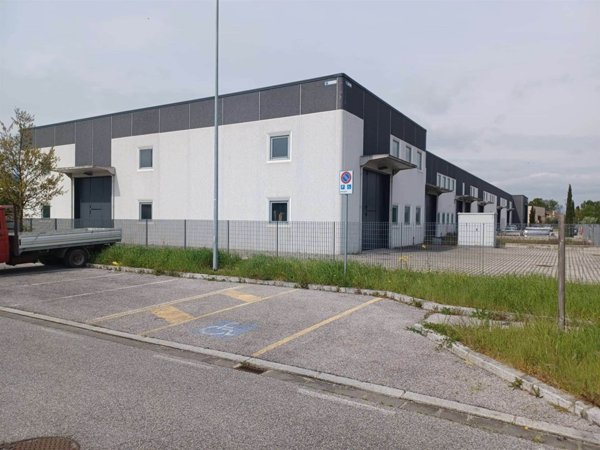 capannone in affitto a Serravalle Pistoiese in zona Casalguidi
