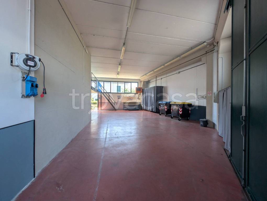 locale commerciale in affitto a Serravalle Pistoiese in zona Casalguidi