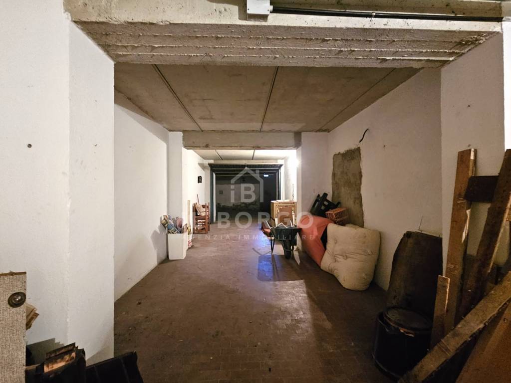 box auto in affitto ad Uzzano in zona Santa Lucia