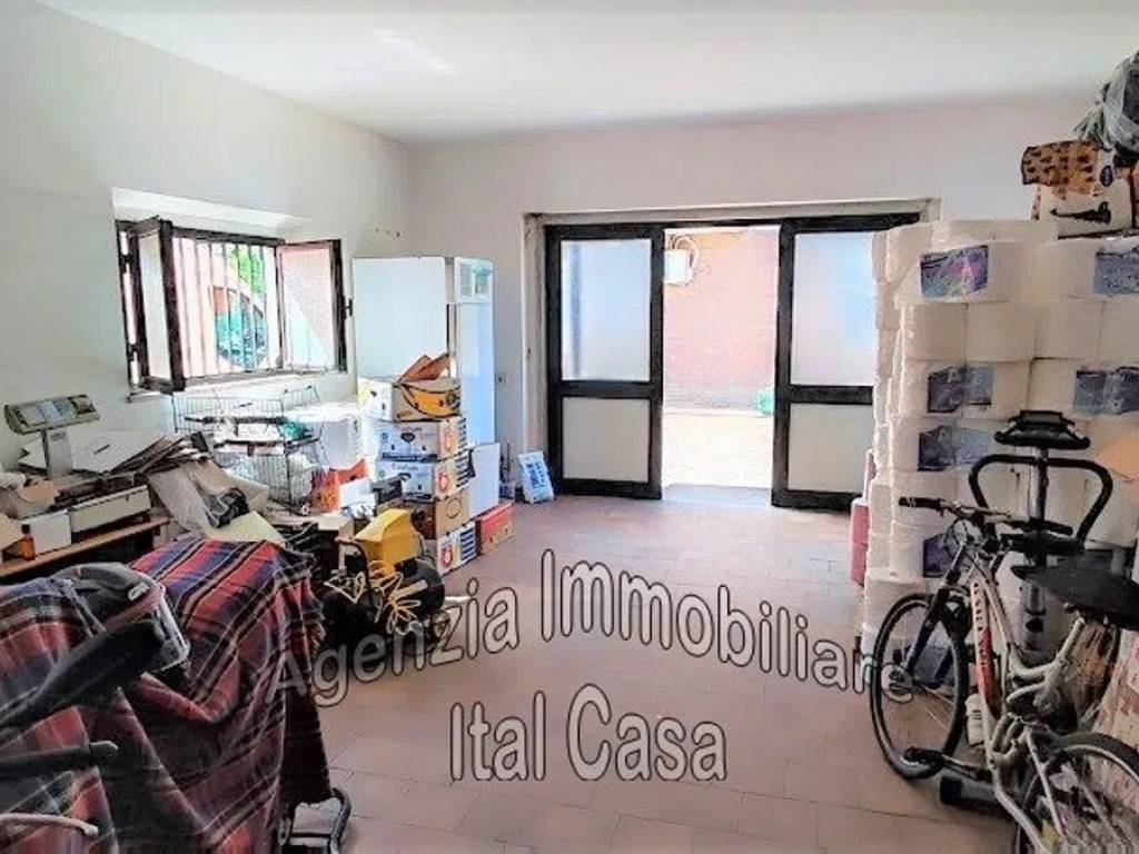 negozio in affitto a Chiesina Uzzanese
