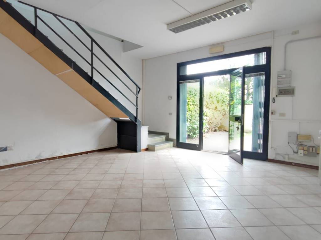 negozio in affitto a Bagno a Ripoli in zona Grassina