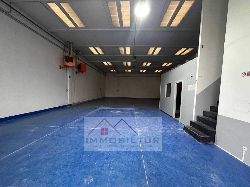 locale commerciale in affitto a Calenzano