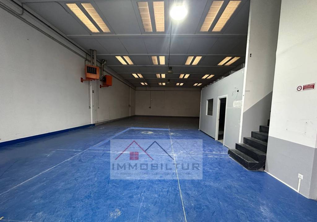 locale commerciale in affitto a Calenzano