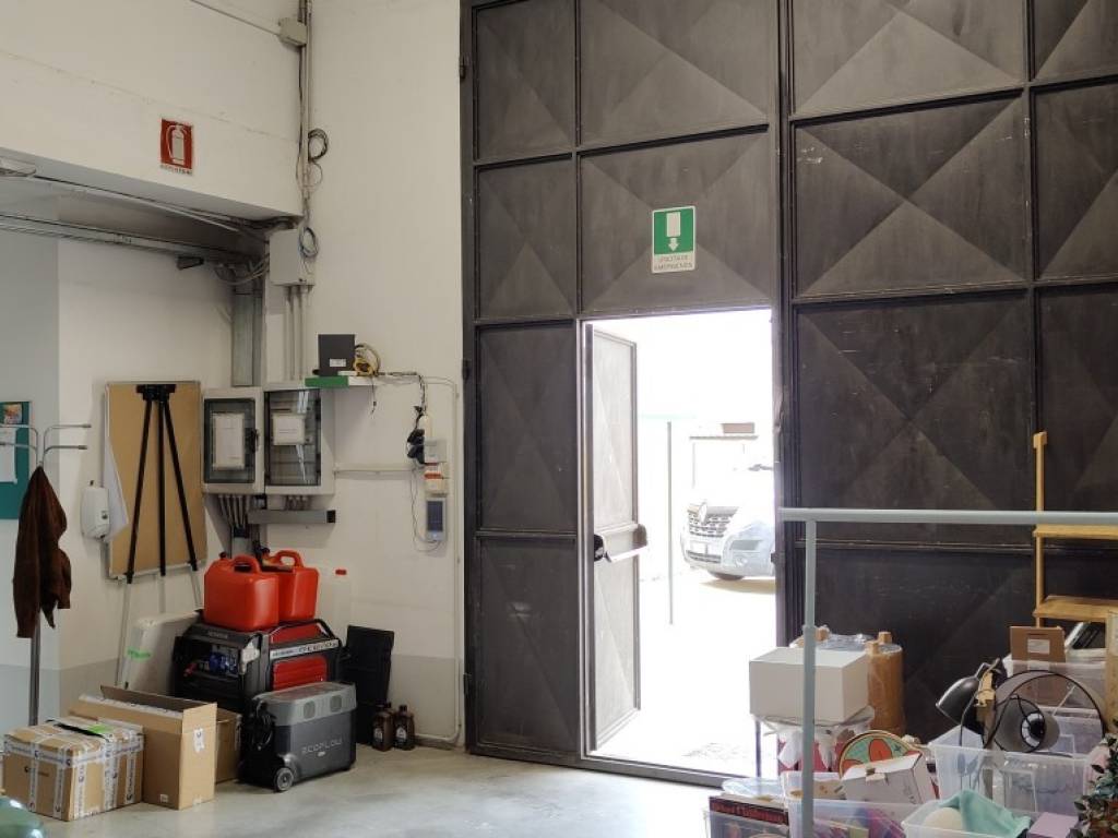 locale commerciale in affitto a Calenzano
