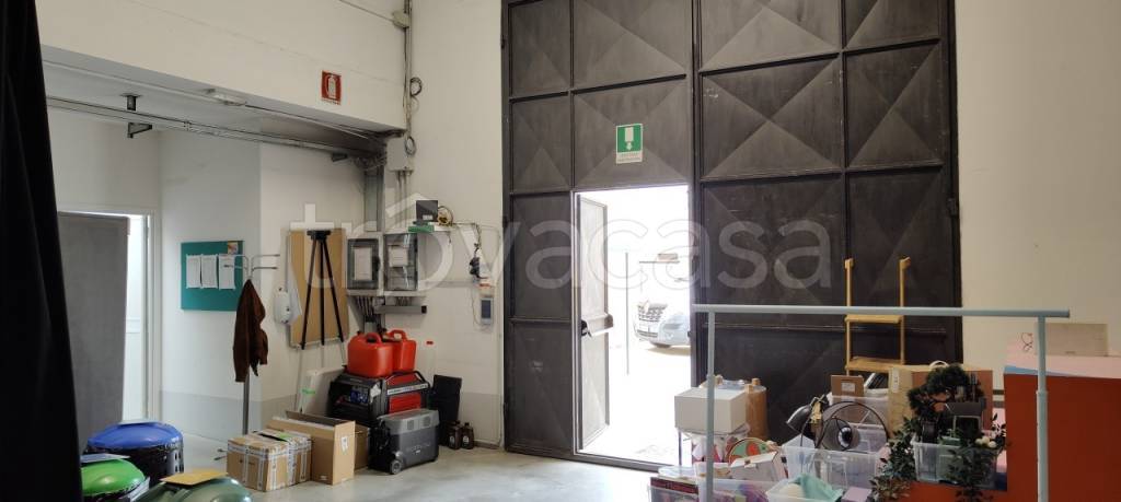 locale commerciale in affitto a Calenzano