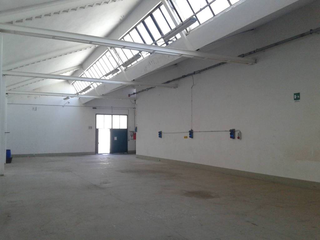 locale commerciale in affitto a Calenzano