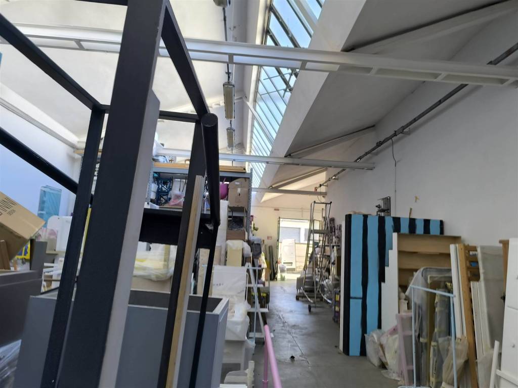 locale commerciale in affitto a Calenzano