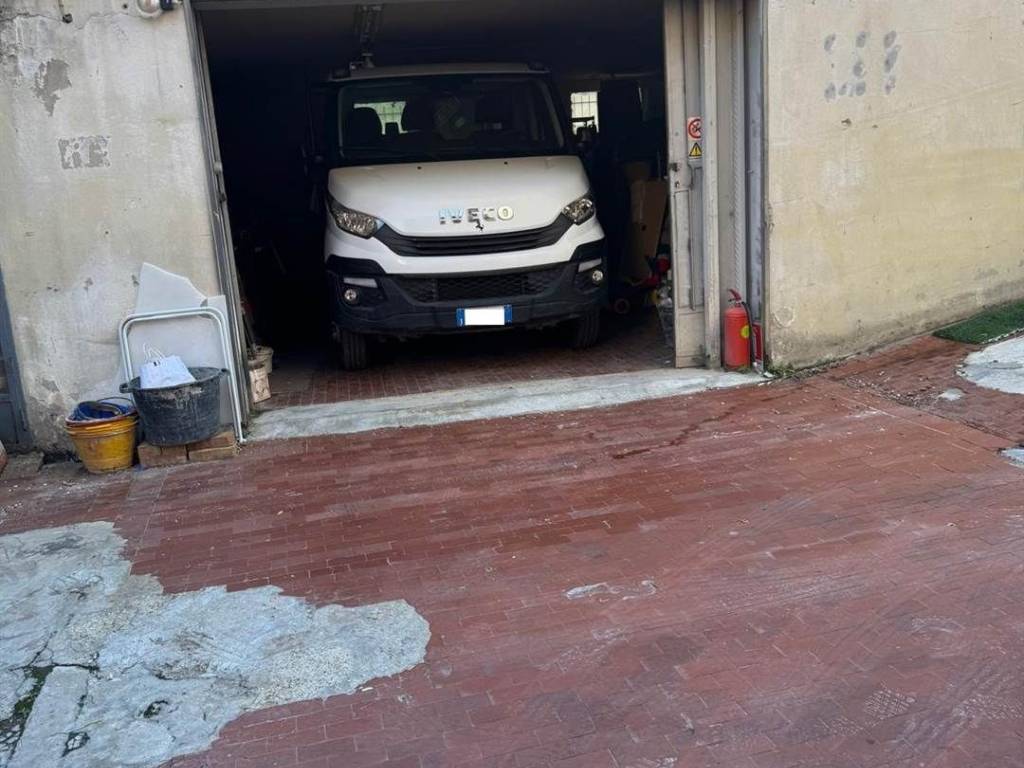 locale commerciale in affitto a Calenzano