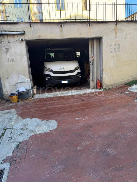 locale commerciale in affitto a Calenzano