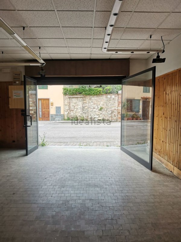 locale di sgombero in affitto a Calenzano