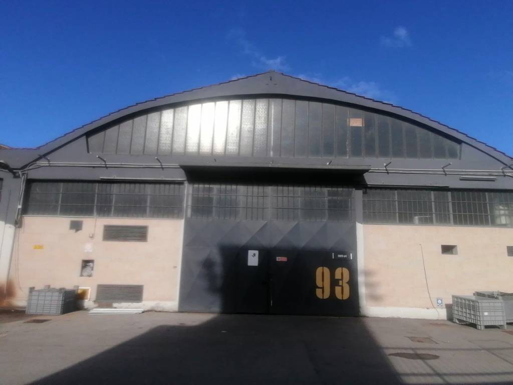 locale commerciale in affitto a Calenzano