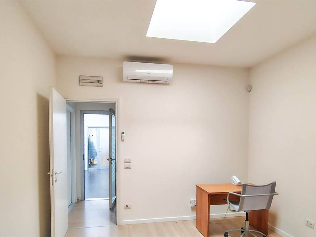 locale commerciale in affitto a Calenzano