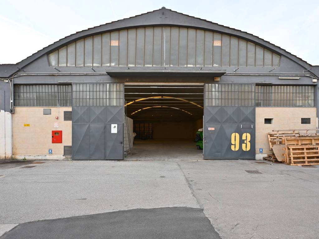 locale commerciale in affitto a Calenzano