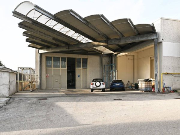 locale commerciale in affitto a Calenzano