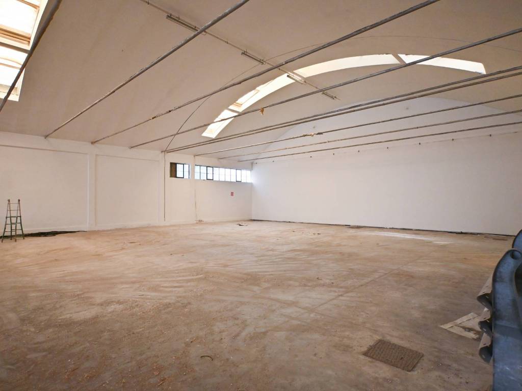 locale commerciale in affitto a Calenzano