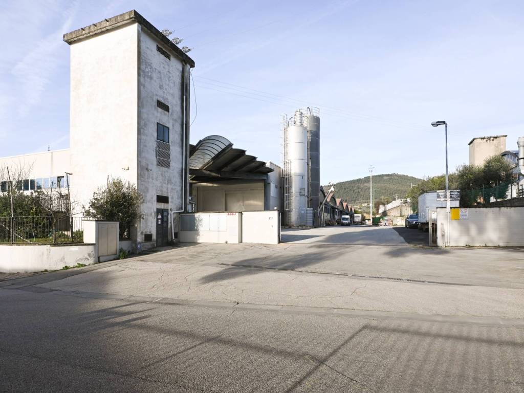 locale commerciale in affitto a Calenzano