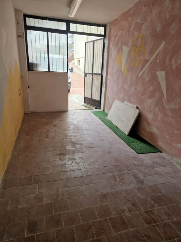 locale di sgombero in affitto a Calenzano