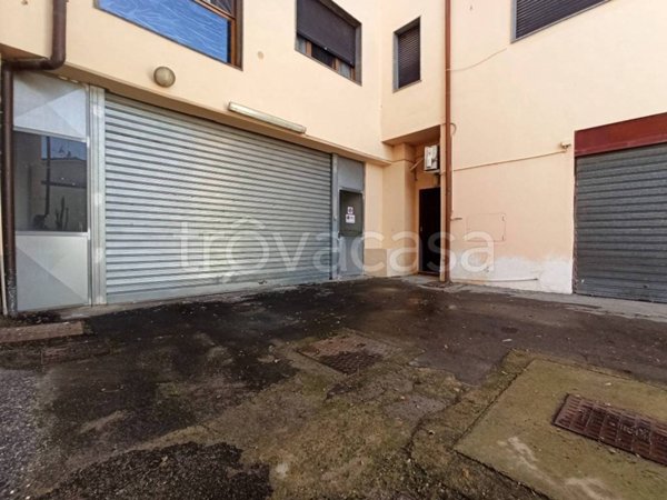 locale commerciale in affitto a Campi Bisenzio in zona San Piero a Ponti